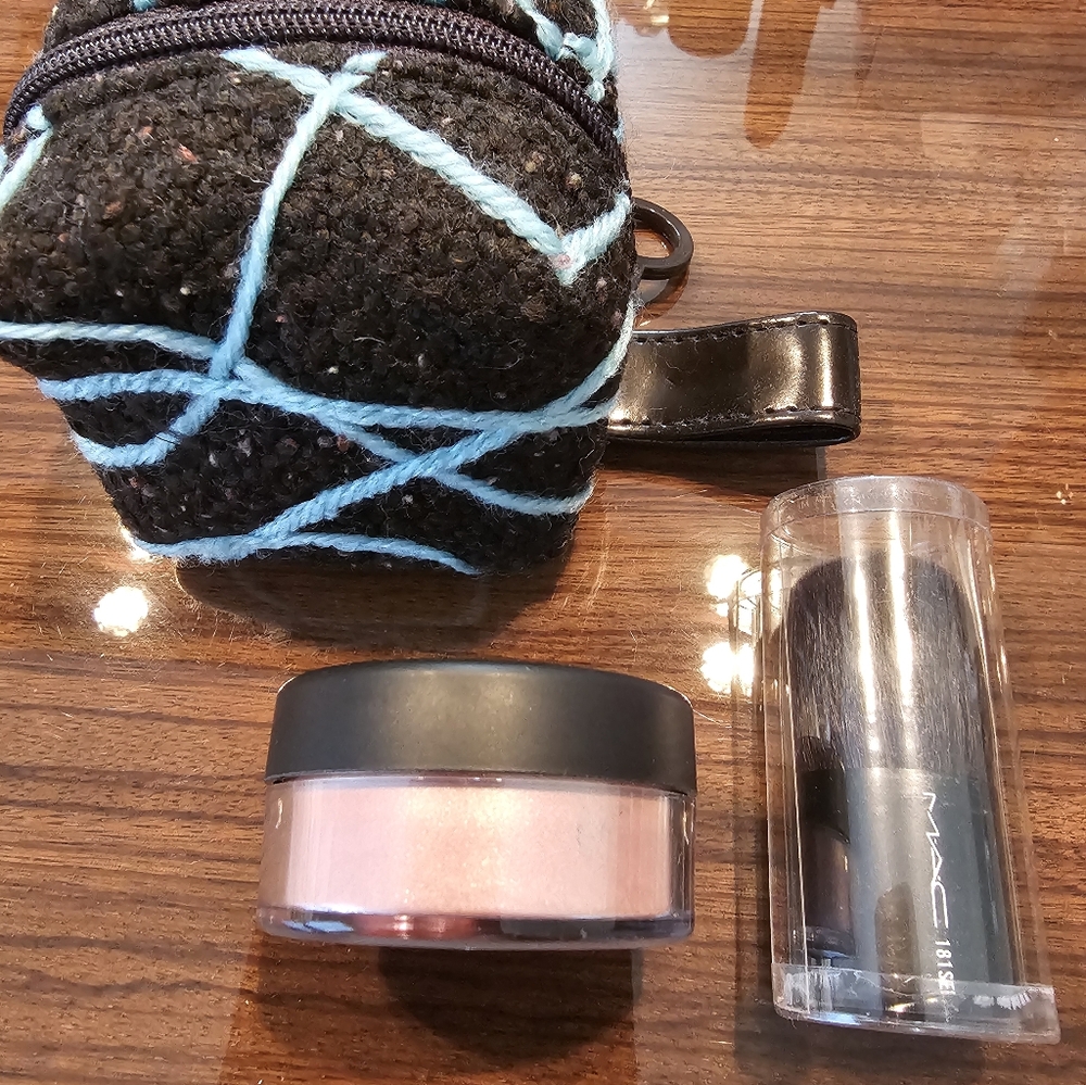 Rare MAC Novel Twist Collection In 'Hundred Degrees Pearlizer' Sheer Pigment